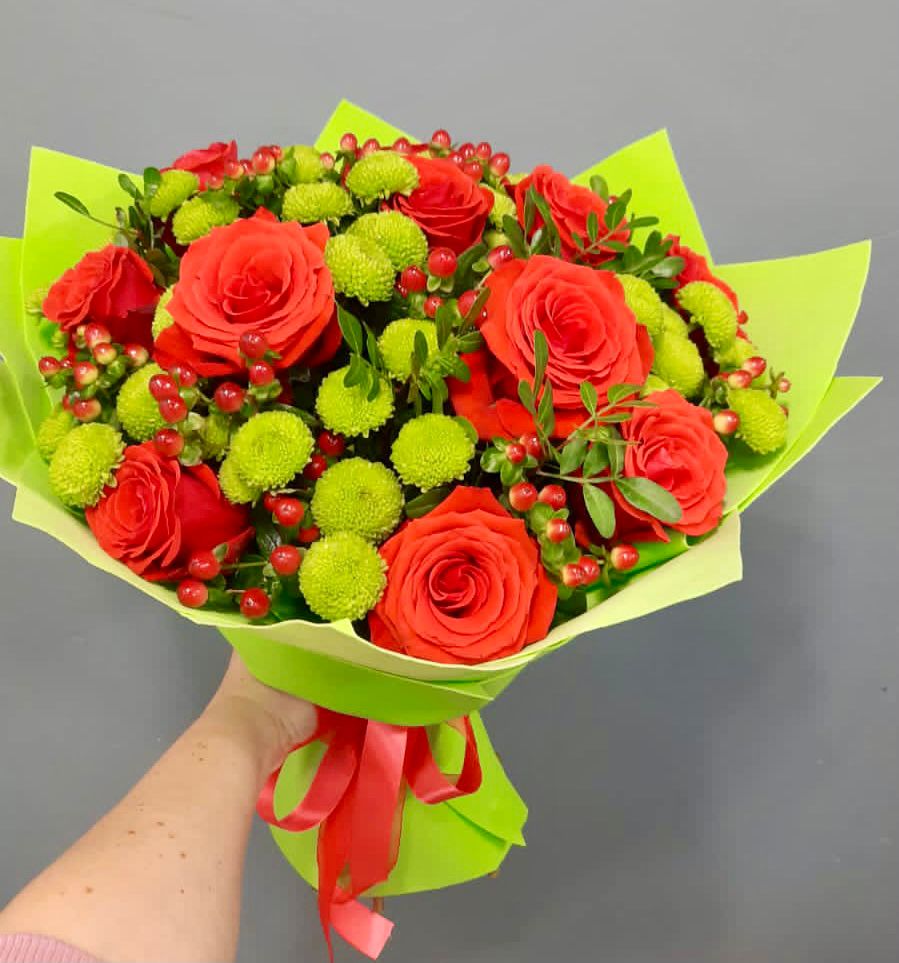 Букет цветов из: Хризантемы и Розы в Никольское Ленинградская область