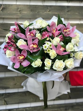 Букет цветов из: Розы и Хризантемы в Никольское Ленинградская область