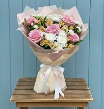 Букет цветов из:  Гвоздики, Орхидеи и Розы в Никольское Ленинградская область