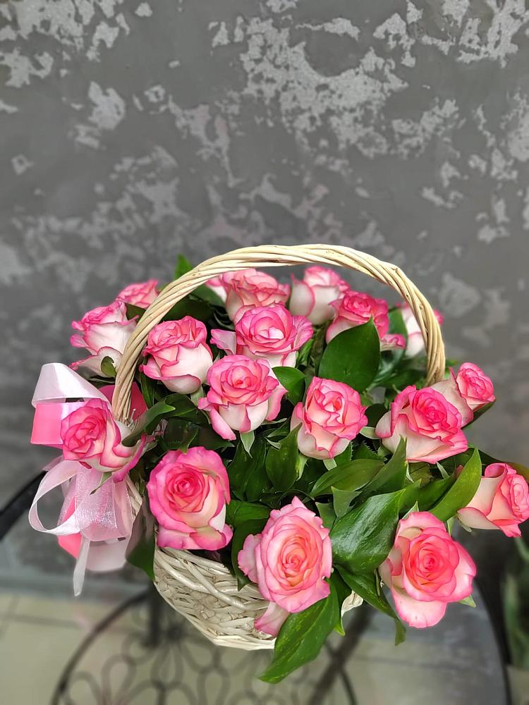 Цветочная композиция из Розы в корзине в Никольское Ленинградская область