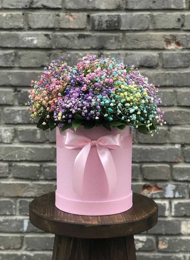 Цветочная композиция из Гипсофила и Розы в шляпной коробке в Никольское Ленинградская область
