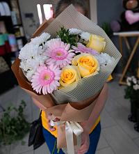 Букет цветов из:  Герберы, Розы и Хризантемы в Никольское Ленинградская область