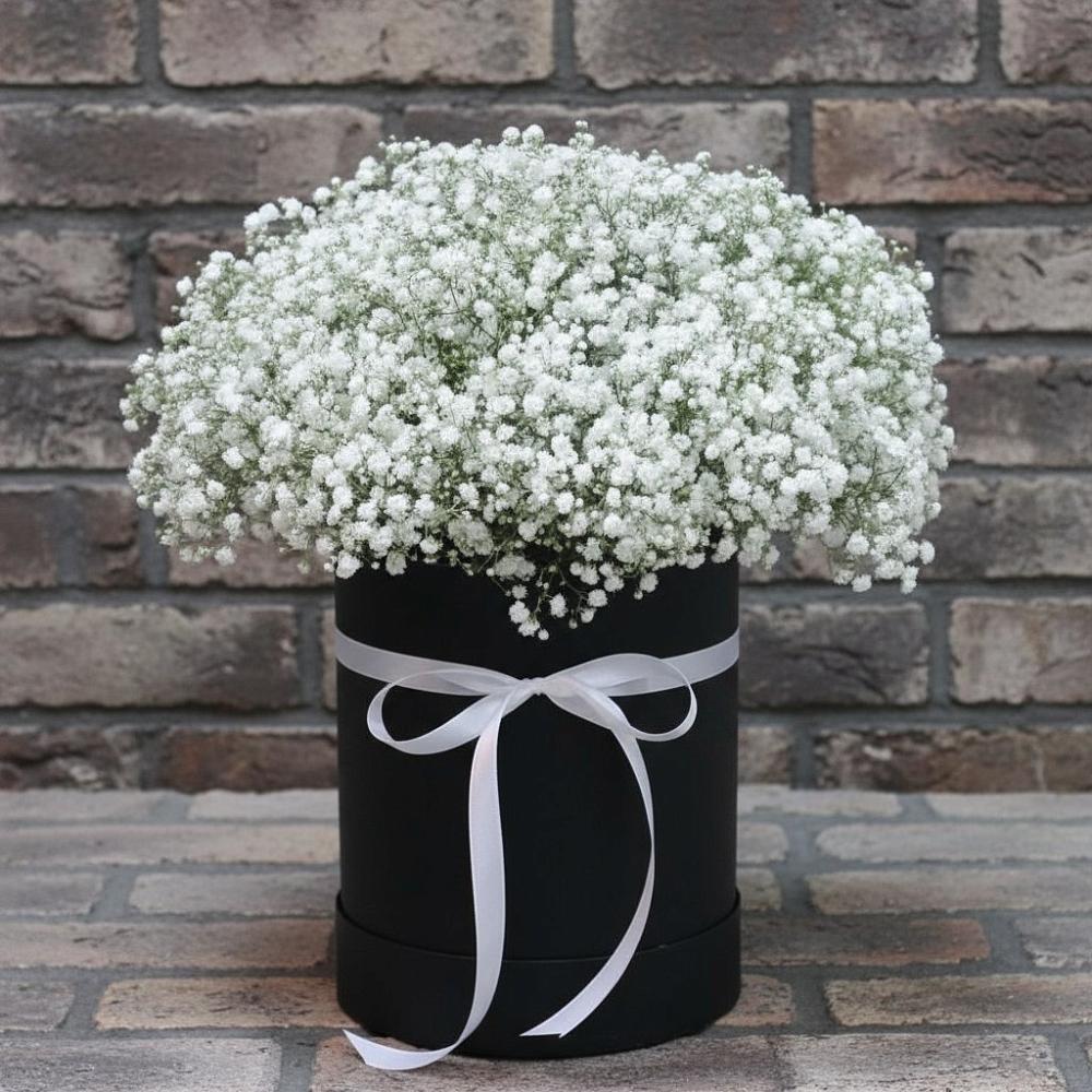 Цветочная композиция из Гипсофила в шляпной коробке в Никольское Ленинградская область