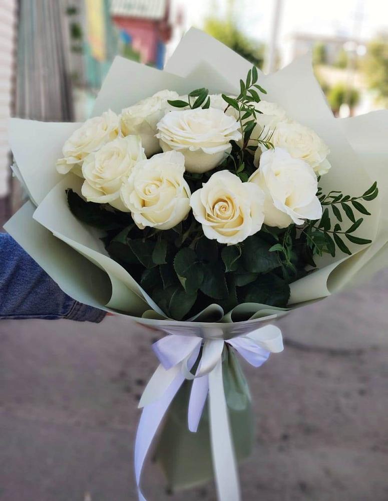 Букет Белые розы Проуд в Никольское Ленинградская область