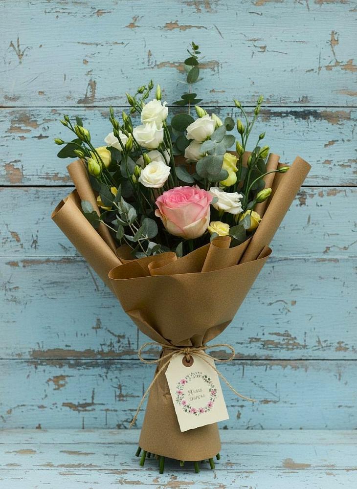 Букет цветов из: Розы и Лизиантусы в Никольское Ленинградская область