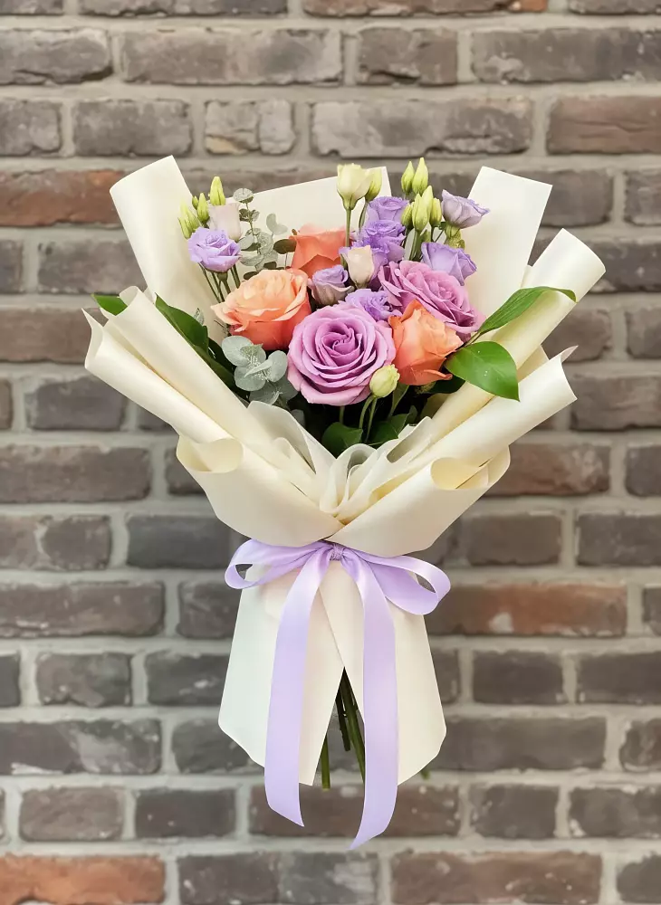 Букет цветов из: Лизиантусы и Розы в Никольское Ленинградская область