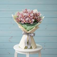Букет цветов из:  Орхидеи и Розы в Никольское Ленинградская область