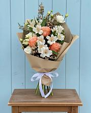 Букет цветов из:  Альстромерии, Лизиантусы, Розы и Хризантемы в Никольское Ленинградская область