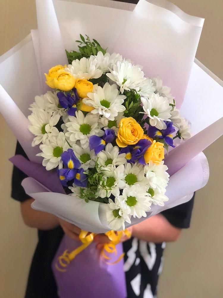 Букет цветов из: Ирисы, Хризантемы и Розы в Никольское Ленинградская область
