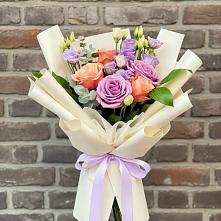 Букет цветов из:  Лизиантусы и Розы в Никольское Ленинградская область