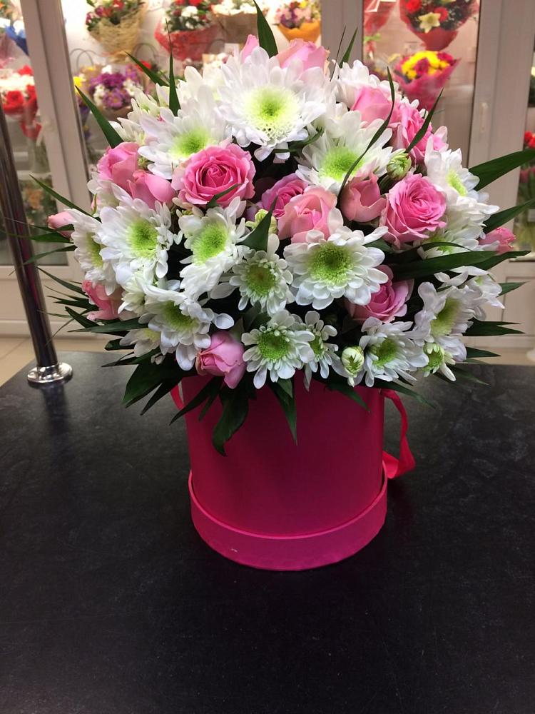 Цветочная композиция из Розы и Хризантемы в шляпной коробке в Никольское Ленинградская область