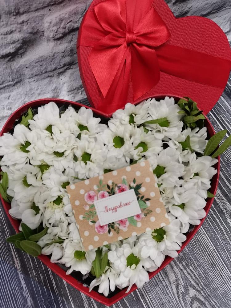 Цветочная композиция из Хризантемы в виде сердца в Никольское Ленинградская область