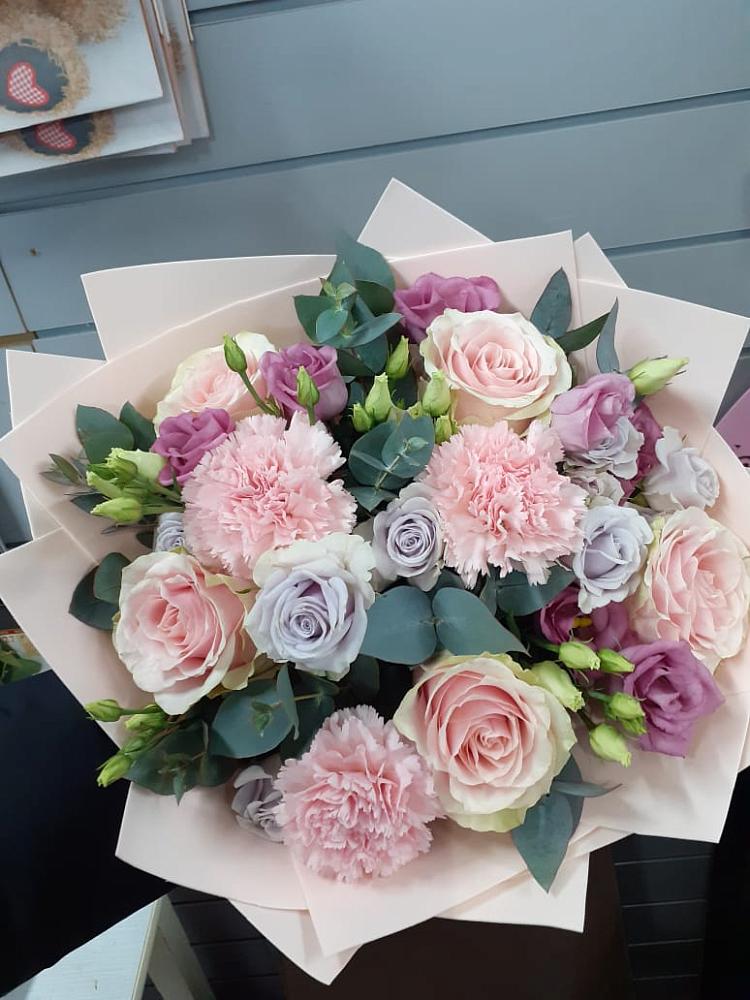 Букет цветов из: Розы, Гвоздики и Лизиантусы в Никольское Ленинградская область