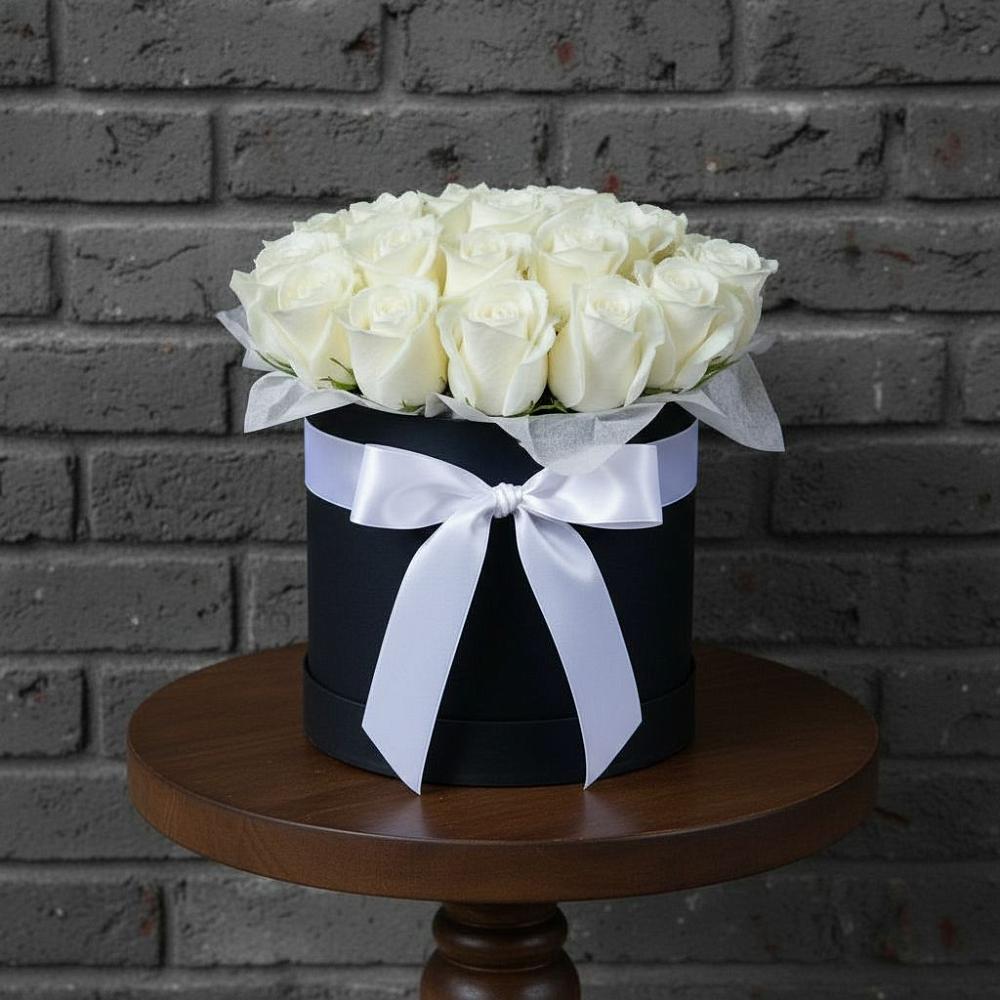 Цветочная композиция из Розы в шляпной коробке в Никольское Ленинградская область