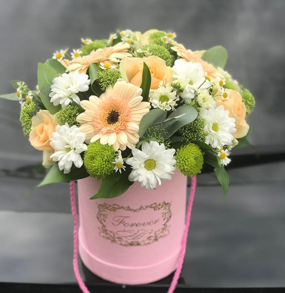 Цветочная композиция из Розы, Герберы и Хризантемы в шляпной коробке в Никольское Ленинградская область