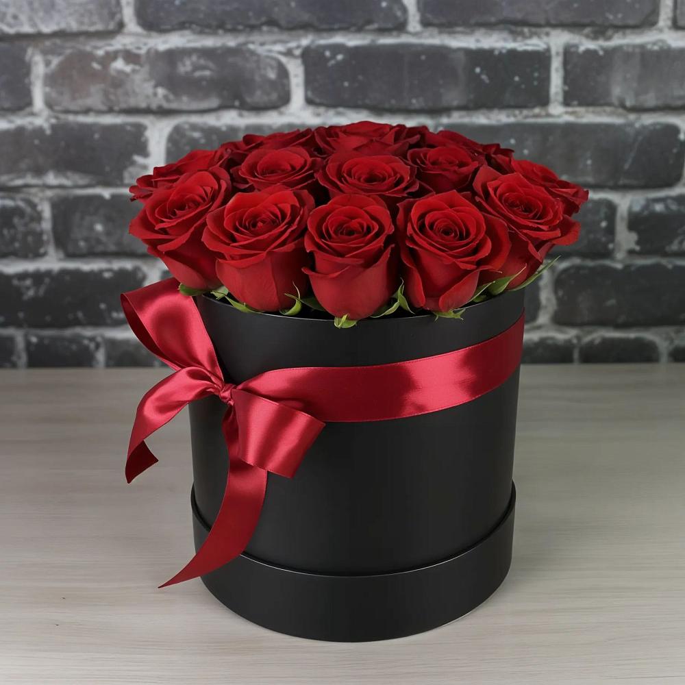 Цветочная композиция из Розы в шляпной коробке в Никольское Ленинградская область