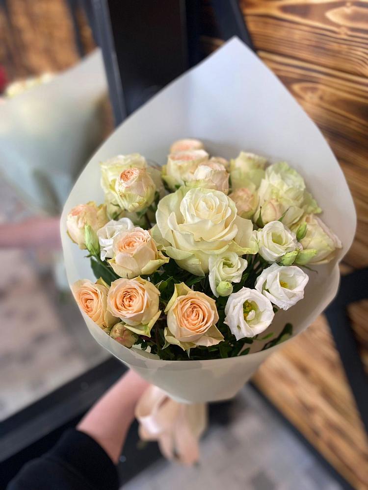 Букет цветов из: Розы и Лизиантусы в Никольское Ленинградская область