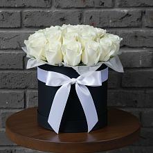 Цветочная композиция из Розы в шляпной коробке в Никольское Ленинградская область